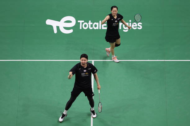 单打发球正确姿势详解 - 从站位到挥拍全解析