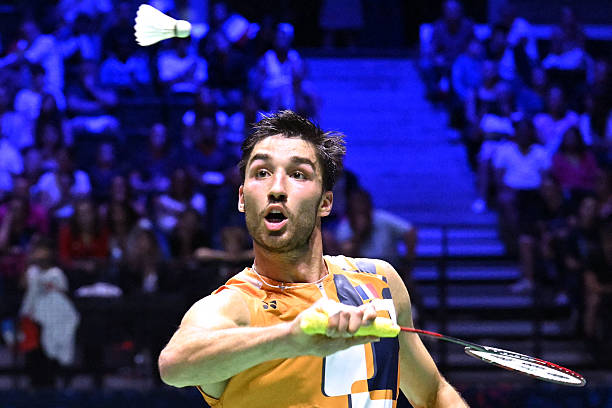 羽毛球杀球实战应用：单打与双打中的杀球策略与技巧