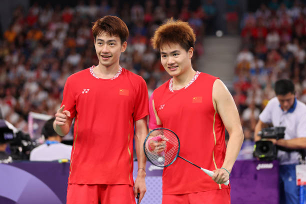 羽毛球单打战术解析：如何利用场地空间压制对手