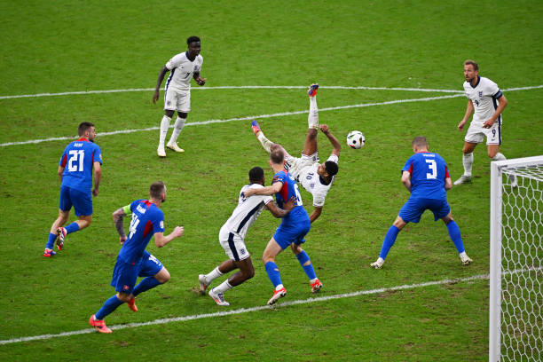 欧冠决赛队伍赛前预测：专家与球迷的看法汇总