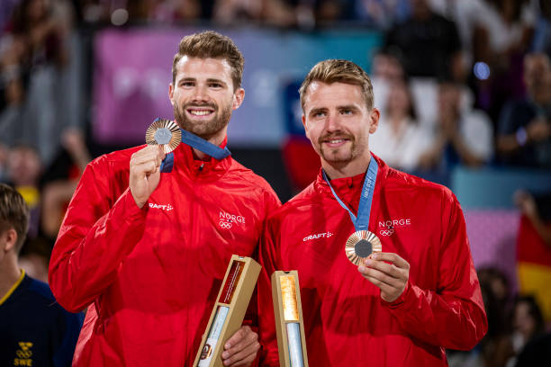 初学者必学的排球垫球基本功:手臂姿势与发力要点